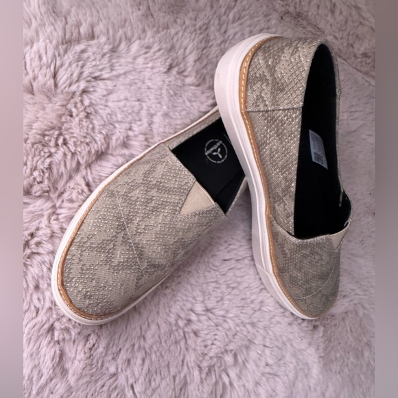 TOMS NWOT SLIP-ONS Size 9W - Picture 3 of 3